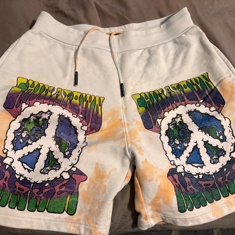 China Town Market shorts size large